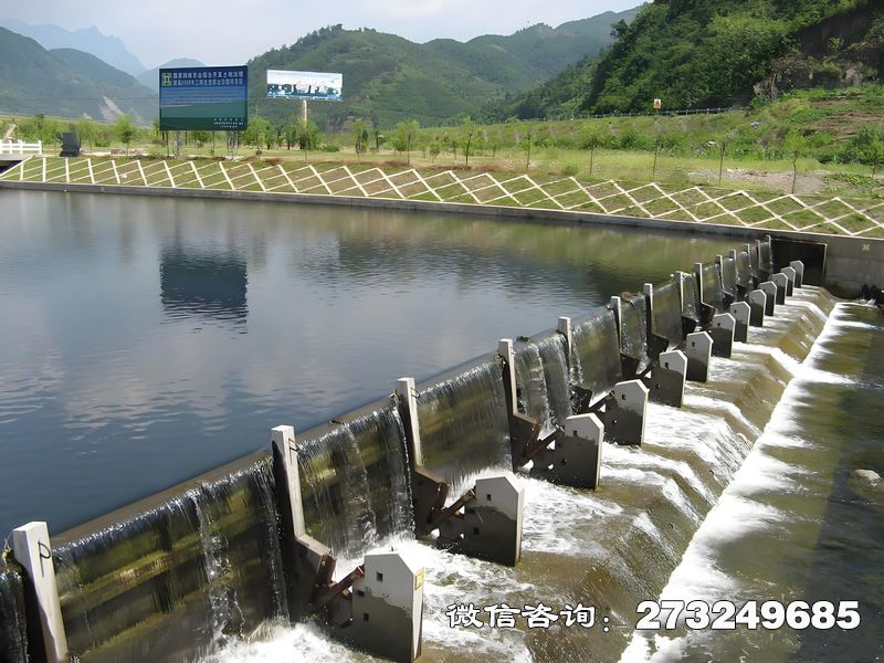 张家界湖泊景观钢坝